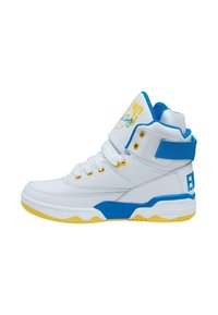 Kõrge säärega toss, millel on valgest nahast pealmine osa, sinised ja kollased detailid, polsterdatud keel ja massiivne tald. Kõrval on logo.