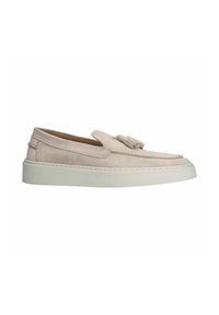 Lichtbeige suède instapschoenen met een ronde neus, voorzien van een kwastaccent, op een witte rubberen zool. Stiksels langs de randen.