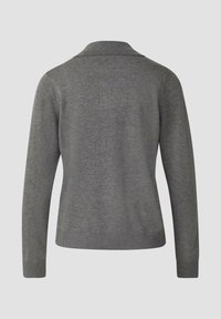 Grauer Strickpullover mit Kragen, langen Ärmeln sowie gerippten Bündchen und Saum. Glatte Textur, einfarbig, keine sichtbaren Muster oder Akzente.
