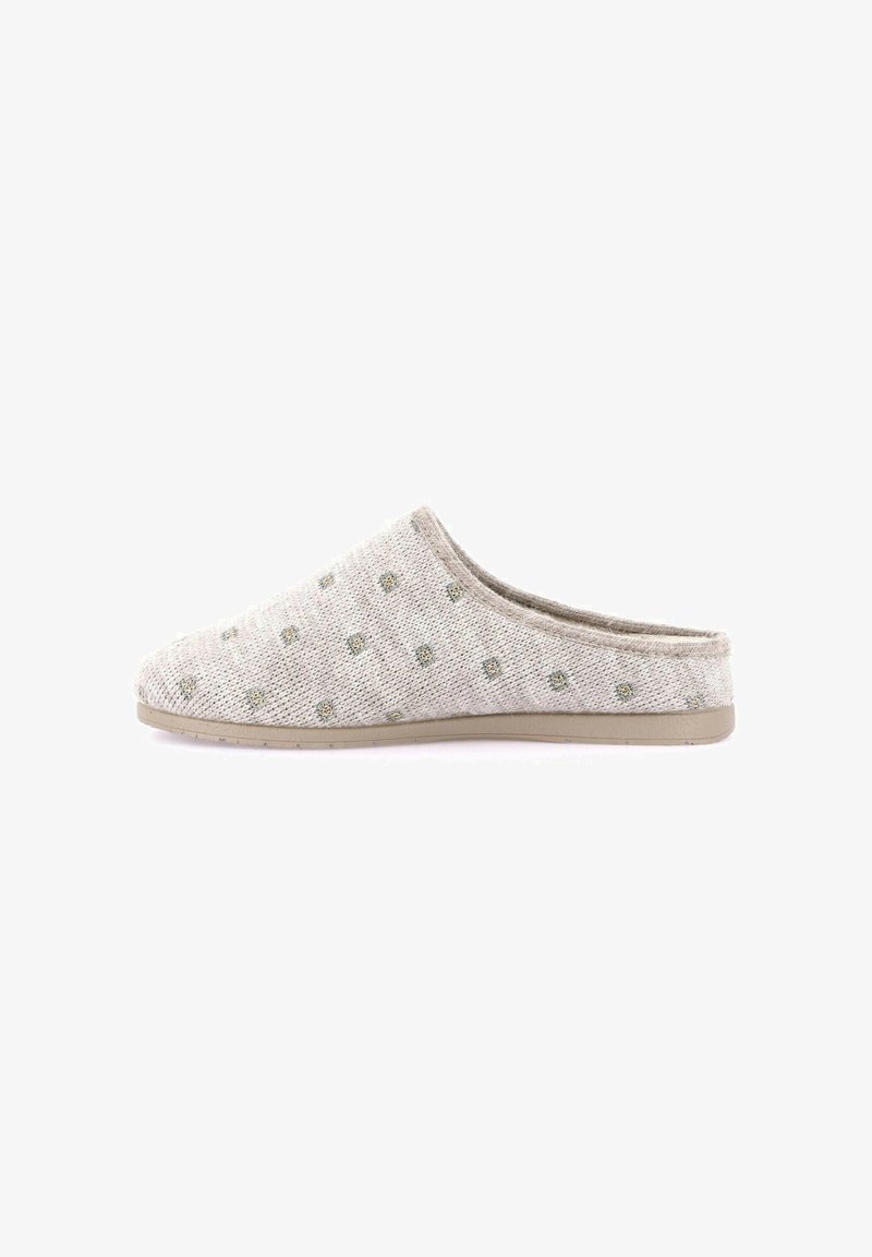 Pantofole grigio chiaro senza lacci realizzate in tessuto a maglia testurizzato punteggiato da piccoli dettagli dorati. Presentano una suola in gomma beige con un design flessibile.
