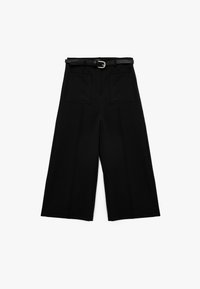 Pantalones de pierna ancha negros con dos bolsillos traseros, un cinturón con hebilla plateada y una textura de tela suave. Doblados planos.