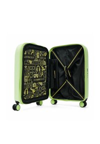 Valise rigide verte avec intérieur noir orné d'un motif d'icônes sur le thème du voyage. Comprend des sangles croisées et une poche zippée.