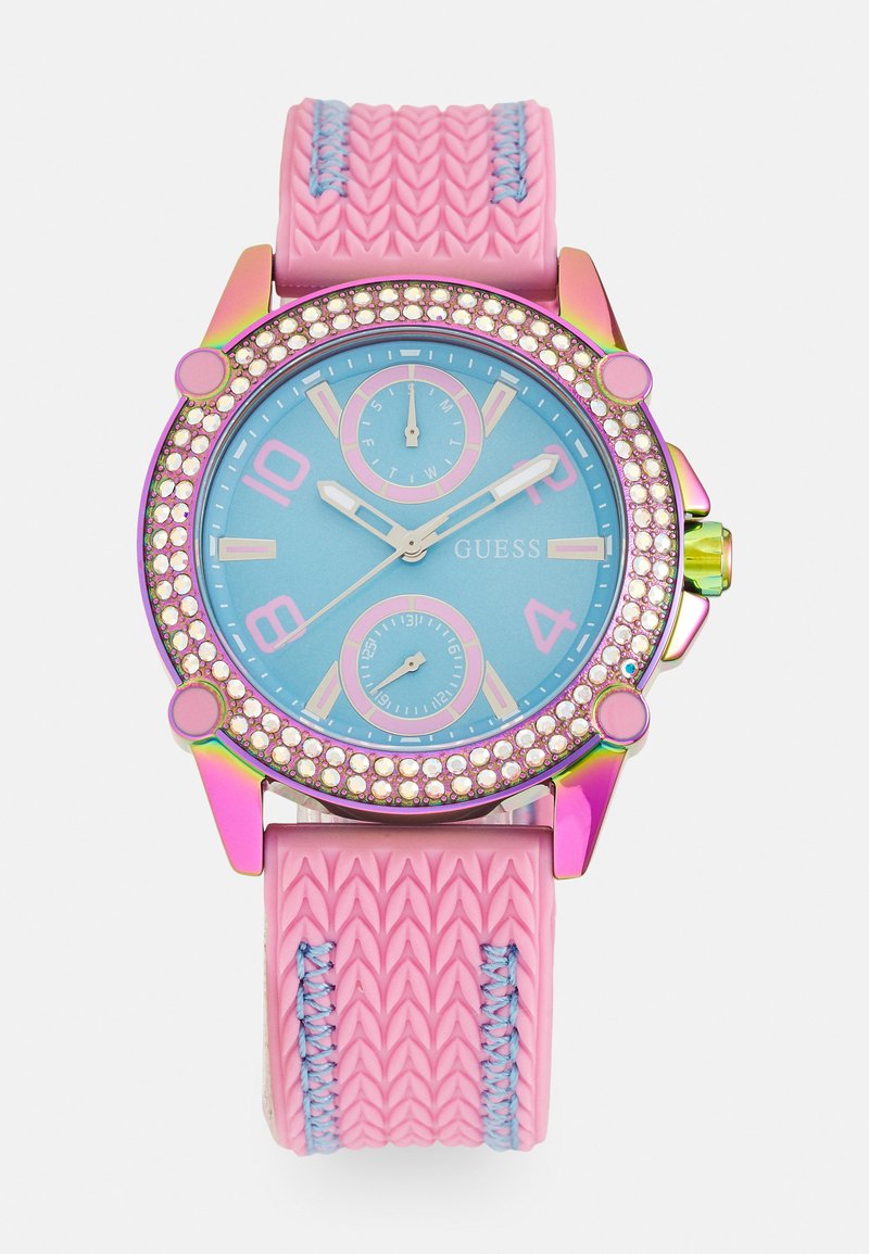Färgglad klocka med ett rosa gummiband med strukturerat mönster, blå urtavla och iriserande bezel prydd med kristaller. Flera underringar.