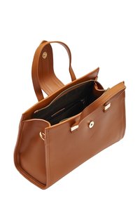 Bruine leren handtas met gouden hardware, met een gestructureerde vorm, een ritssluiting aan de binnenkant en twee korte handvatten. Geopend om de binnenkant te tonen.