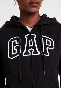 gap hoodie all black