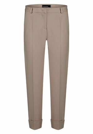 Beige op maat gemaakte broek met een rechte pasvorm, geplooide voorkant, omgeslagen zoom en lussen voor de tailleband. Gemaakt van een zachte stof met een subtiele glans.