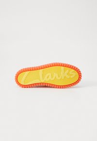 Clarks TORHILLEXPLORE POKÈMON UNISEX - Igapäevased paeltega jalatsid - orange
