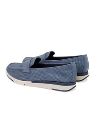 Blaue Wildlederschlupfschuhe mit perforiertem Obermaterial, Gummisohle und flachem Profil. Mit runder Zehenform und einem tonalen Band über die Vorderseite.