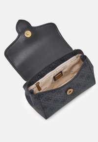 Borsa a pochette nera in pelle con esterno testurizzato, hardware dorato e interno beige con motivo a logo. Chiusura a scatto nella parte superiore.