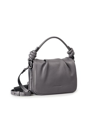 Borsa a spalla in pelle grigia con parte superiore arrotondata, dettaglio con manico annodato, tracolla regolabile e superficie testurizzata. Presenta un branding sottile sul davanti.