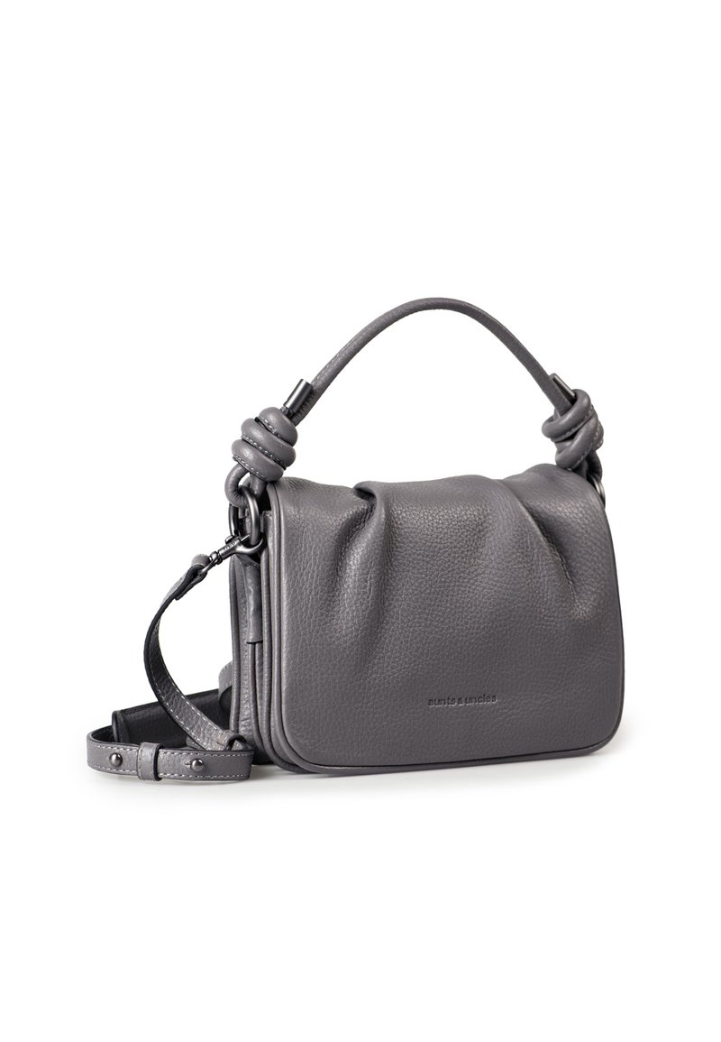 Graue Ledertasche mit abgerundetem oberen Teil, knotenförmigen Handledetails, verstellbarem Schultergurt und strukturiertem Oberflächenmaterial. Sie weist eine dezente Markenkennzeichnung auf der Vorderseite auf.