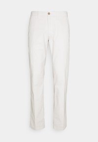 Pantalones de algodón beige claro con un diseño de pierna recta, que presentan un cierre con botón y bolsillos frontales. Textura suave, con detalles mínimos.