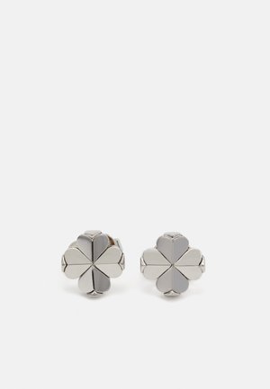 Brincos de metal prateado em forma de trevo de quatro folhas, com seções alternadas brilhantes e mate para um contraste visual.
