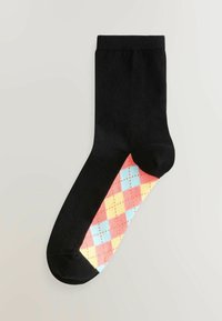 Fekete zokni, oldalán multiszínű argyle mintával, pink, kék és sárga színekben. Bordás textúra, klasszikus forma, bokáig érő hossz.