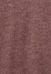Tkanina żebrowana w ciepłym, mauve'owym kolorze. Tekstura jest miękka z subtelnymi wariacjami tonów. Lekka, idealna do warstwowego ubierania się.