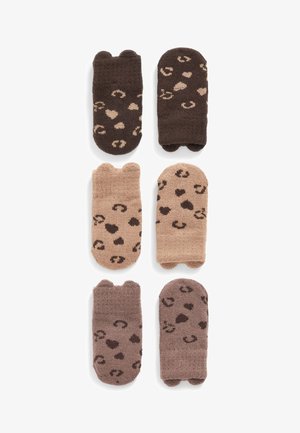 Set aus sechs Paaren von gestrickten fingerlosen Handschuhen in verschiedenen Brauntönen und Beigetönen, mit Tierdruckmustern und abgerundeten, strukturierten Oberteilen.