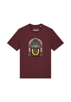 Bordeauxrotes T-Shirt mit einem bunten Retro-Jukebox-Motiv, das mittig auf der Brust platziert ist, mit gelben, orangen, blauen und roten Akzenten.