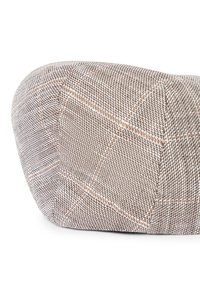 Textilarmchair in Braun und Creme, mit einem karierten Muster, weichen Konturen und einer abgerundeten, plüschigen Form.