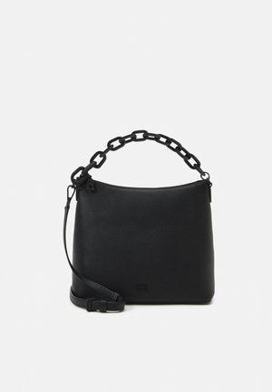 Bolso de hombro de cuero negro con superficie texturizada, una correa larga ajustable y un mango de cadena gruesa. Cuenta con cierre de cremallera y detalle del logo.