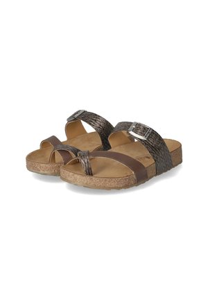 Sandales en cuir marron avec des sangles texturées et des accents de boucle en argent, dotées d'une semelle intérieure en liège et d'une semelle en caoutchouc plate pour le confort.