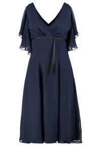 Robe bleu marine au genou avec col en V, manches courtes fluides et fine ceinture noire à nouer à la taille, en tissu léger.