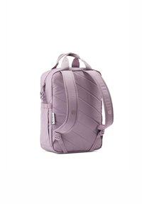 Lila Stoff-Rucksack mit diagonal gestepptem Design, gepolsterten Trägern, oberem Griff und einer seitlichen Reißverschlusstasche. Mit einem Logotag auf der Vorderseite.