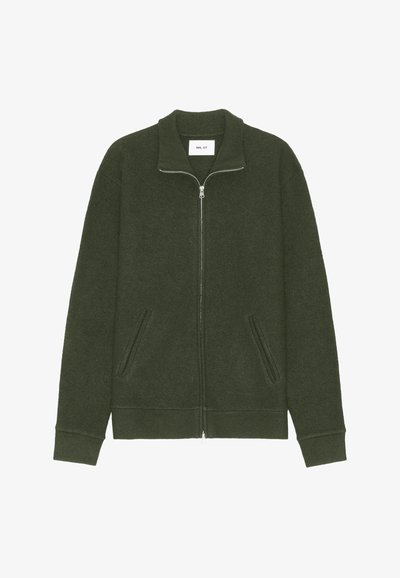 Olivgrüner Reißverschluss-Sweatshirt mit hohem Kragen, zwei vorderen Taschen, gerippten Ärmelbündchen und einem glatten, strukturierten Stoff. Logo-Label innen am Kragen.