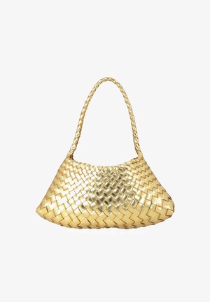 Borsa intrecciata dorata con forma curva e manico intrecciato. Presenta una finitura lucida, un motivo di intreccio dettagliato e una texture liscia.