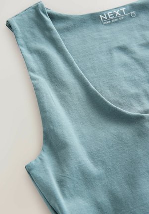 Vaaleansininen scoop-neck-toppi, joka on valmistettu pehmeästä kankaasta. Tässä yksinkertaisessa mallissa on sileä pinta ja lyhyet hihat. Brändilogo näkyvissä.