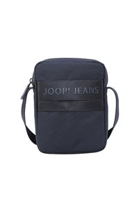 Temno modra tkaninska torbica za čez ramo z teksturirano površino in sprednjim žepom, ki prikazuje vtisnjeno blagovno znamko "JOOP! JEANS." Nastavljiv trak.