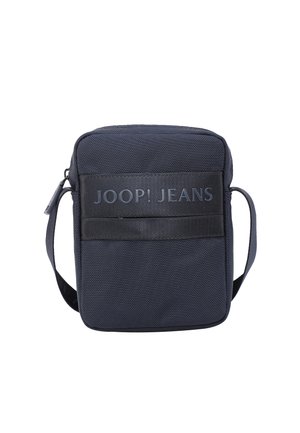 Borsa a tracolla in tessuto blu navy con finitura testurizzata e una toppa frontale con il logo in rilievo "JOOP! JEANS". Tracolla regolabile.