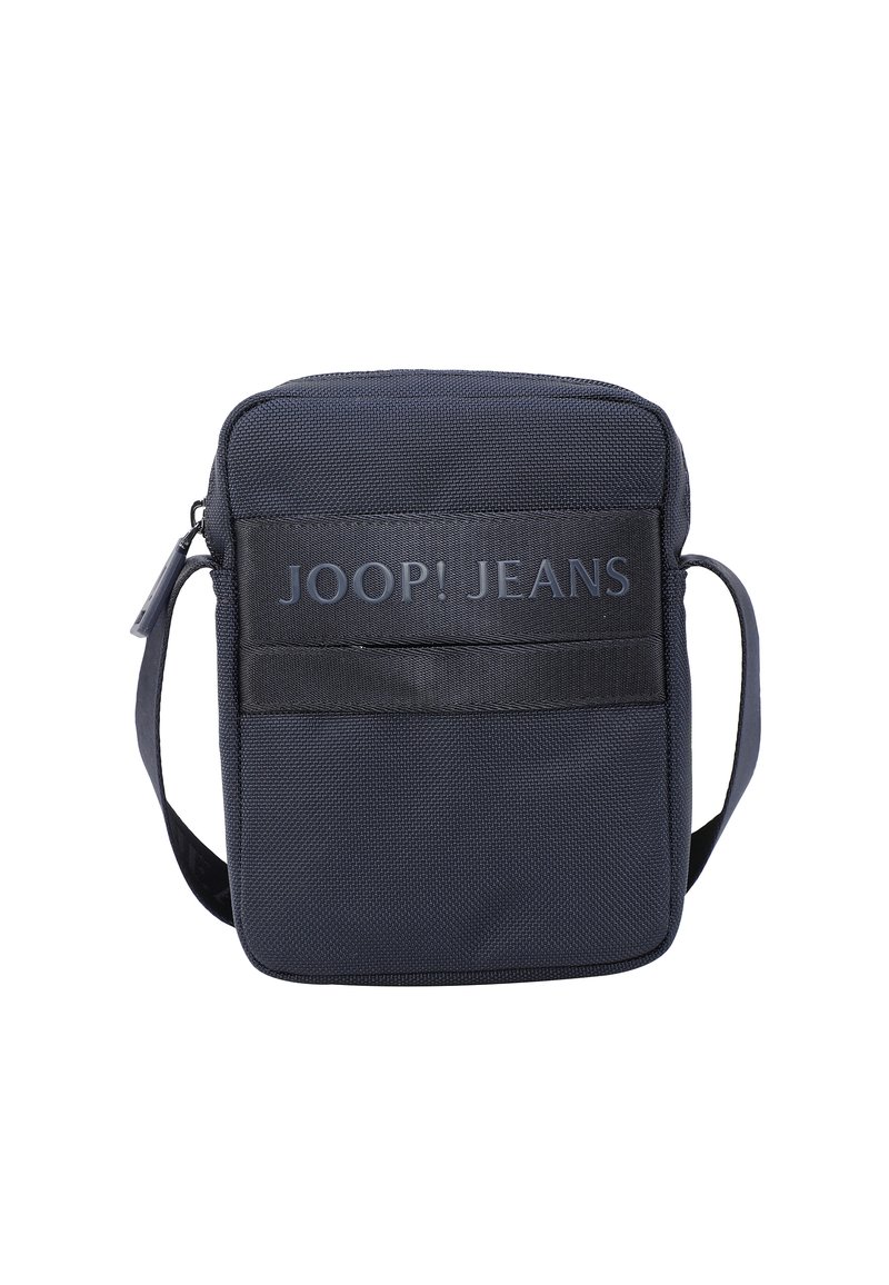 Temno modra tkaninska torbica za čez ramo z teksturirano površino in sprednjim žepom, ki prikazuje vtisnjeno blagovno znamko "JOOP! JEANS." Nastavljiv trak.