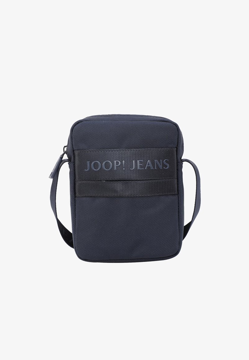 Marinblå tyg axelremsväska med en strukturerad yta och en framficka med det präglade varumärket "JOOP! JEANS". Justerbar rem.