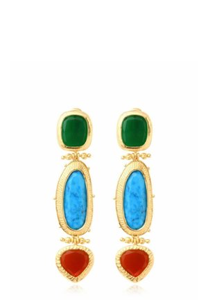 Boucles d'oreilles ton or avec pierre carrée verte, ovale bleue allongée et pierre rouge en forme de goutte, disposées verticalement.