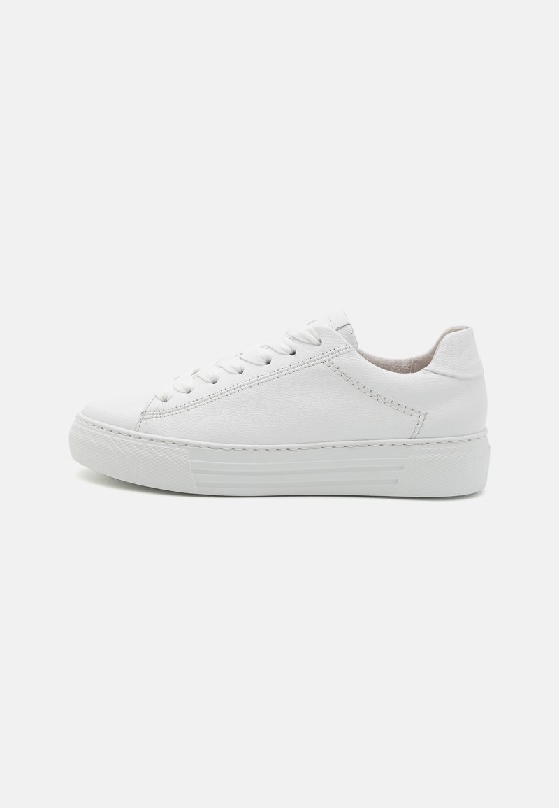 Basket basse en cuir blanc avec lacets devant, détails de panneaux cousus et semelle épaisse en caoutchouc.