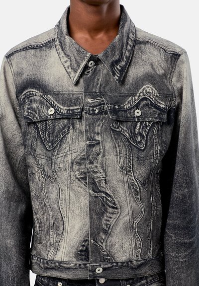 Giubbotto di jeans con un motivo lavato in grigio e nero sbiadito, dotato di due tasche sul petto, bottoni argentati e un colletto classico.
