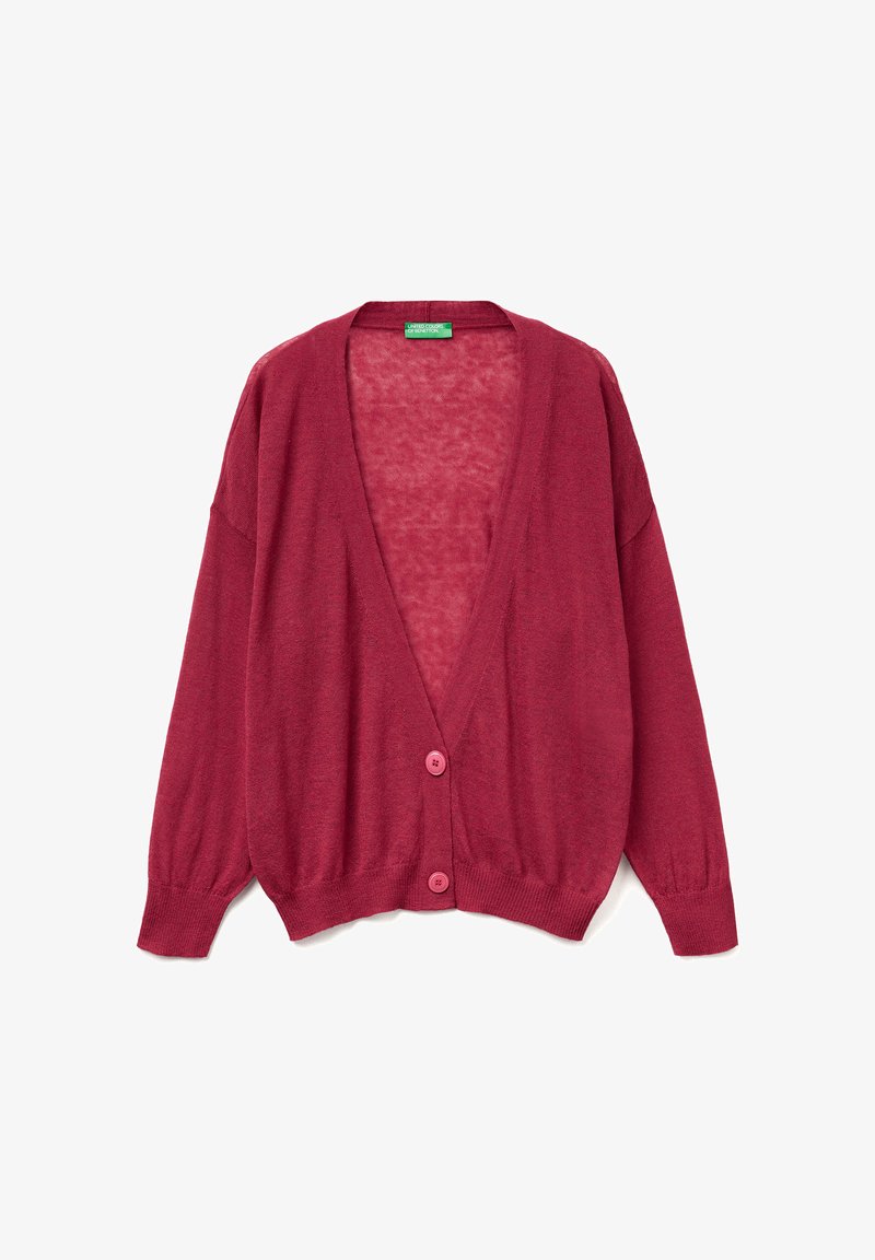 Burgundský kardigan vyrobený z lehkého pleteného materiálu, s véčkovým výstřihem, dlouhými rukávy a dvěma růžovými knoflíky vpředu.