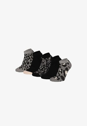 Fünf Paar Knöchelsocken in abwechselnd einfarbigem Schwarz und Grau mit schwarzem Leopardenmuster, in einer Reihe auf weißem Hintergrund angeordnet.