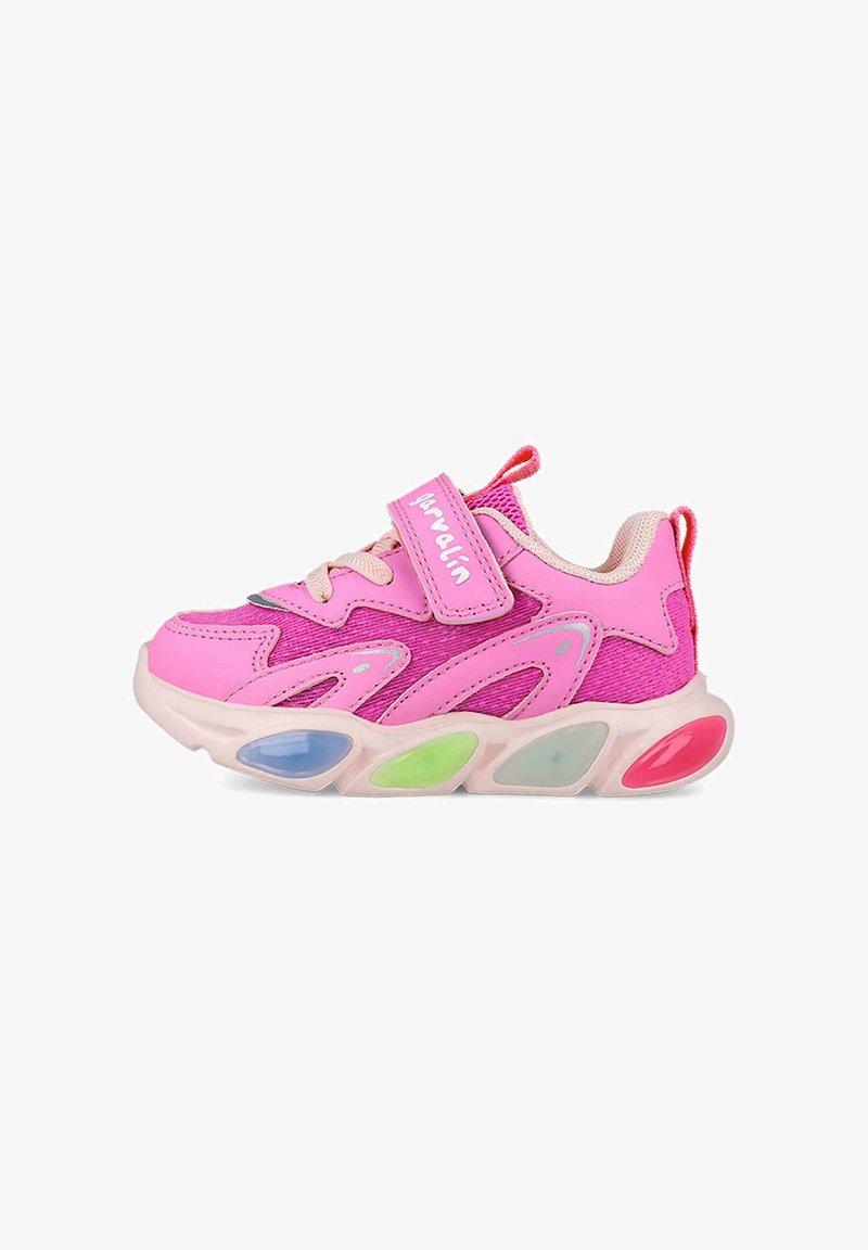 Zapatilla infantil rosa con parte superior de malla y sintético, cinturón ajustable de Velcro y acentos de suela translúcida multicolor.