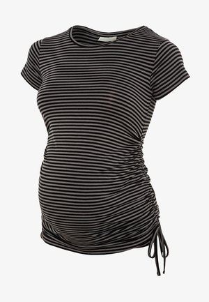 Sort og gråstribet graviditets-T-shirt med korte ærmer, rynkede sider og justerbare snore ved kanten for en tætsiddende pasform. Blødt stof.