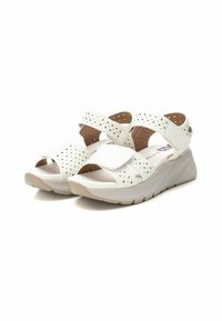 Sandalias de cuña blancas con correas perforadas, cierres de Velcro ajustables y una suela texturizada para un mejor agarre. Diseño ligero para mayor comodidad.