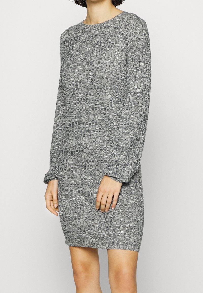 Abito maglione grigio con texture, maniche lunghe, scollatura rotonda e vestibilità comoda. Presenta un motivo intrecciato per un dettaglio in più.