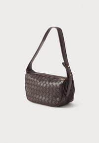 Bolsa de ombro em couro trançado na cor castanho escuro com formato plano, alça única ajustável e detalhes em metal dourado. Apresenta um fecho com zíper.