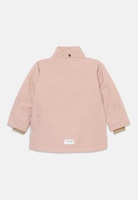 Giacca per bambini di colore rosa chiaro, con maniche lunghe, colletto alto e polsini interni beige, mostrata da dietro su uno sfondo bianco.