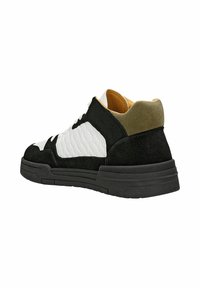Zwart-witte sneakers met een geattrificeerde bovenkant, suède accenten en een onderscheidende vorm. De hak heeft een tankleurige suède sectie.