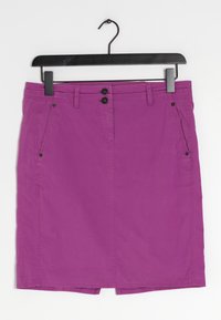 Jupe violette en tissu lisse. Présente un devant boutonné avec deux poches, des détails cousus et une coupe droite.