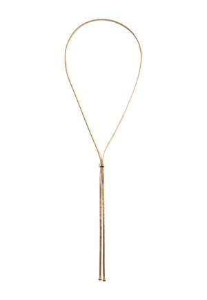 Halskette aus goldfarbenem Metall mit einer flexiblen Kette, die eine Schleife bildet, ausgestattet mit einem Schiebeknoten und zwei spitz zulaufenden Enden. Glatte Textur, minimalistisches Design.
