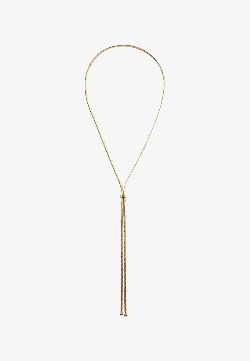 Gouden metalen ketting met een flexibele schakel die een lus vormt, met een glijdende knoop en twee toelopende uiteinden. Gladde textuur, minimalistisch ontwerp.