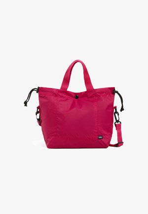 Rosa Nylon-Shopper mit doppelten Tragegriffen, einem abnehmbaren Schulterriemen und einer Außentasche, die mit einem Knopfverschluss gesichert ist.
