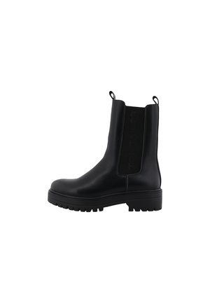 Botte Chelsea en cuir noir avec semelle à crampons épaisse et panneau latéral élastique, avec languettes à l'avant et à l'arrière.